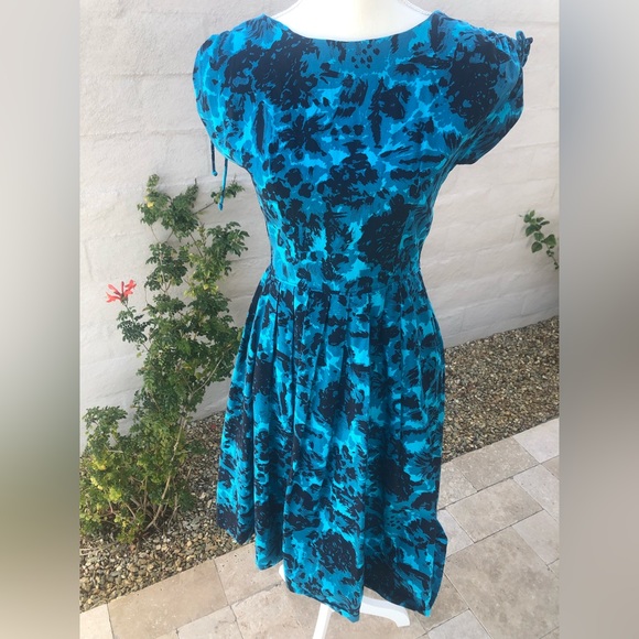 Vintage 1960s handmade black and blue pleated A line dress w/ adjustable sleeves - Picture 10 of 15